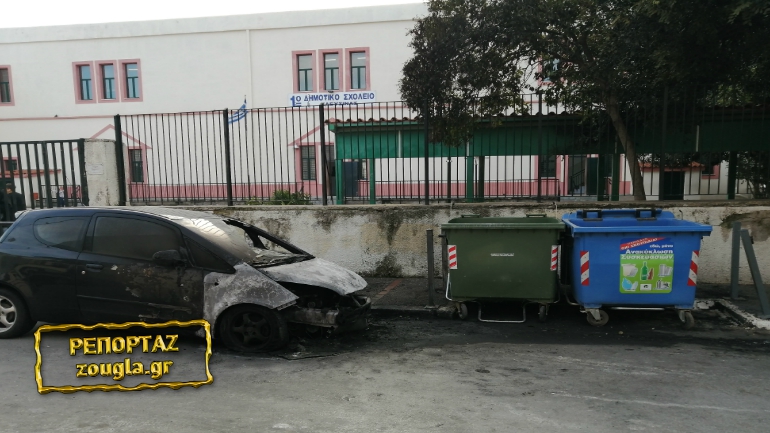 Φωτιά σε κάδους απορριμμάτων στην είσοδο του 1ου δημοτικού σχολείου Ελευσίνας